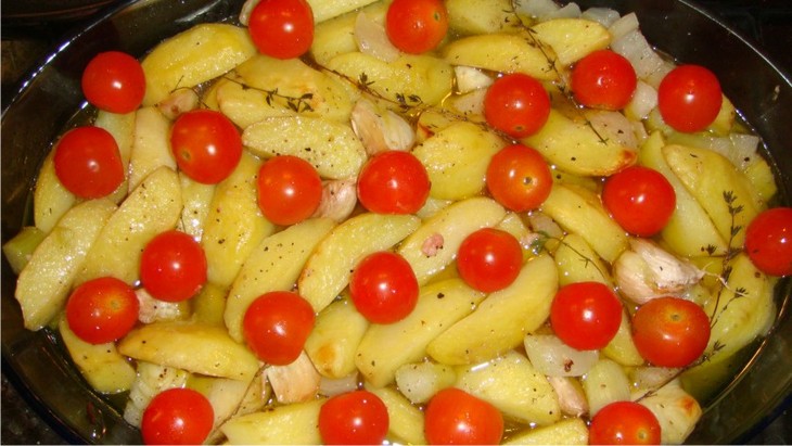 Форель, запеченная с чесночным картофелем и фенхелем