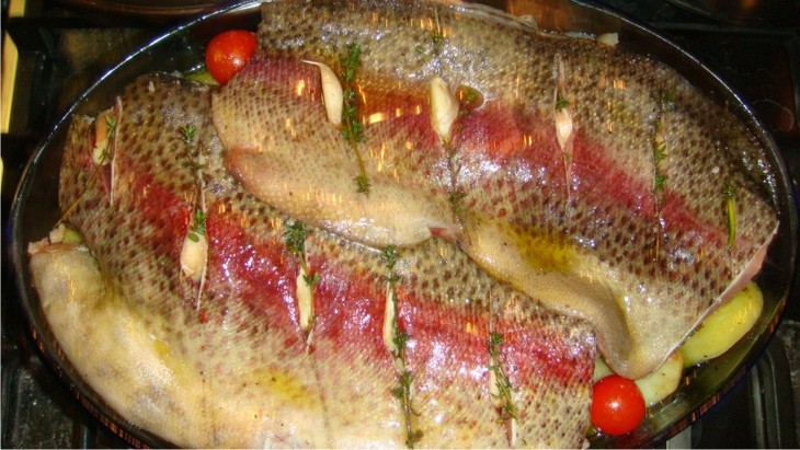 Форель, запеченная с чесночным картофелем и фенхелем