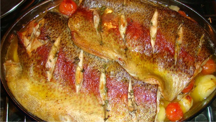 Форель, запеченная с чесночным картофелем и фенхелем