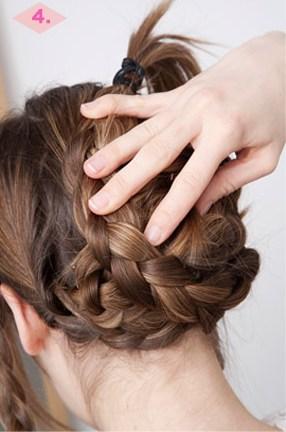 Как сделать элегантную гульку из косичек? Закрепите косичку