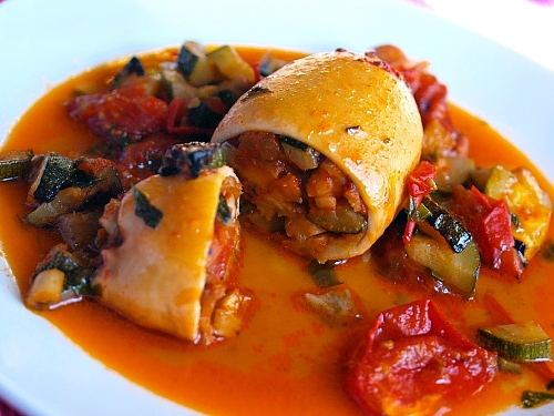 Кальмары, фаршированные овощами