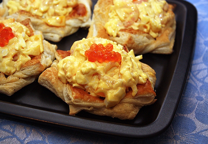 Креветочный салат с тарталетками Очень вкусный и сытный салат, который хорошо подходит для подачи небольшими порциями в тарталетках...