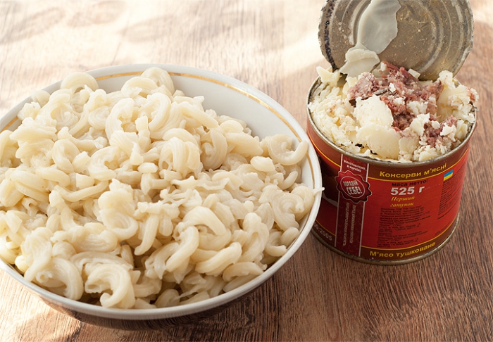 Макароны с тушенкой