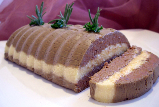 Нежный слоеный паштет из куриной печени и сыра