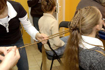 Оригинальная гулька с косичками Заплетать мелкие косички