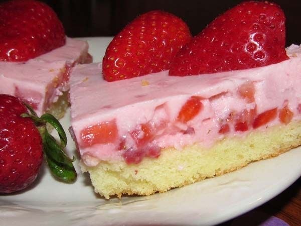 БИСКВИТНЫЕ ПИРОЖНЫЕ С КЛУБНИЧНОЙ И ЖЕЛЕЙНОЙ ПРОСЛОЙКОЙ 