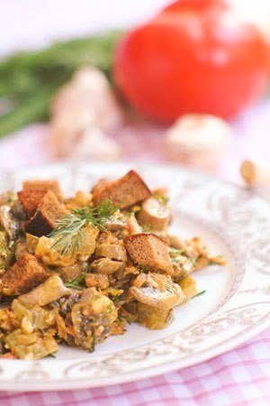 Грибной салат с сыром, морковью и огурцом
