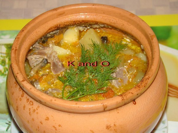 Жаркое в горшочках с куриными сердечками и желудочками в сметане. С картофелем, грибами и овощами. Очень нежное и ароматное блюдо.