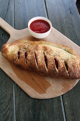 Кальцоне с соусом маринара