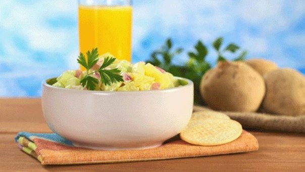 Картошка по-деревенски с чесноком и соленым огурчиком
