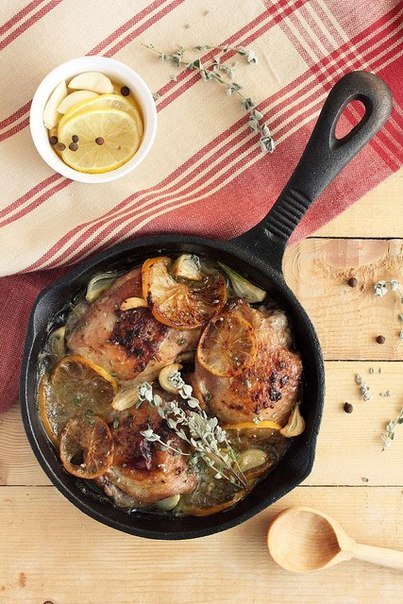 Курица с лимоном, орегано и белым вином