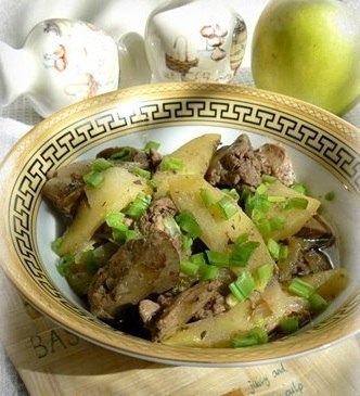 Куриная печень с яблоками и белым вином 