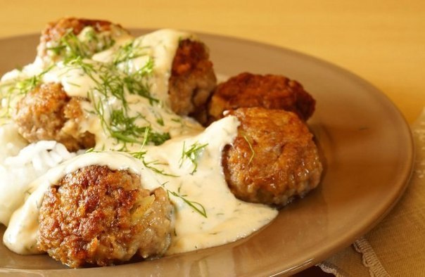 Куриные котлеты со сливочным соусом в микроволновой печи