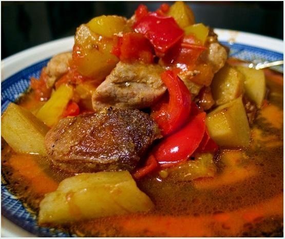 Мясо с томатами, перцем и картофелем.