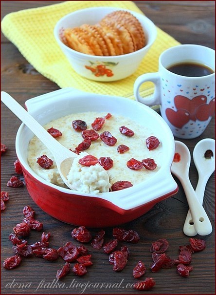 Овсянная каша с вяленой вишней