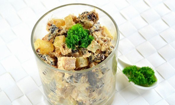 Пикантный салат из куриного филе