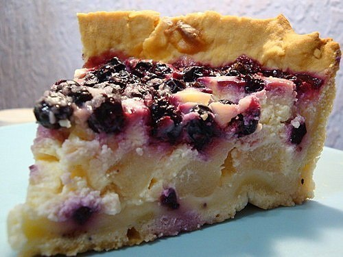 Пирог с грушами, творогом и ягодами