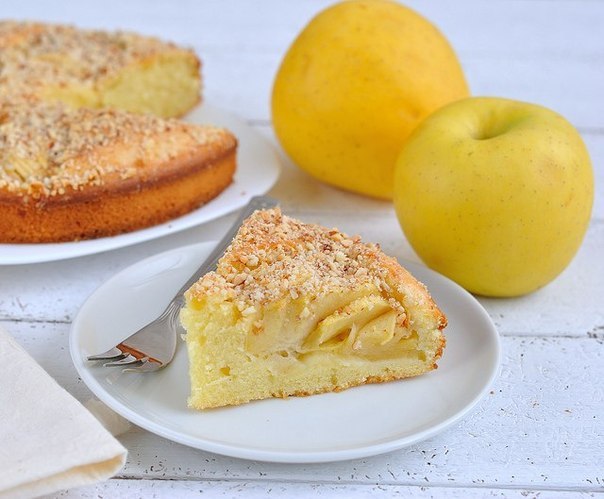 Пирог с яблоками и орехами