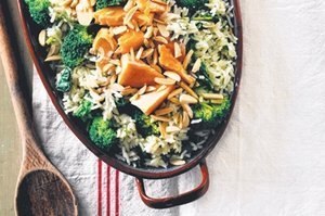 Плов с копченой семгой, брокколи и миндалем 