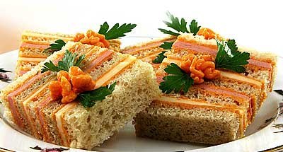 Полосатый бутерброд с сыром и колбасой