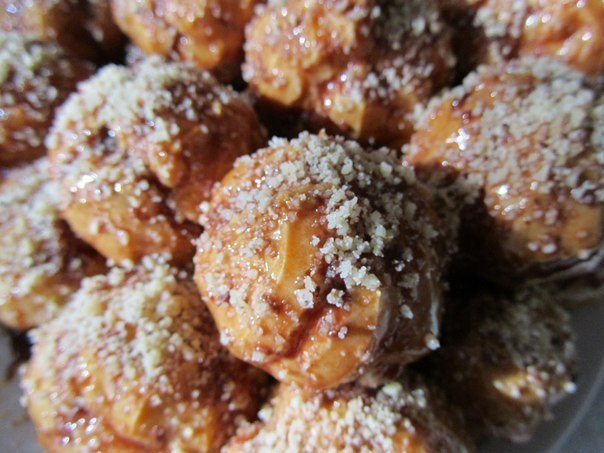 Профитроли с кремом и грецкими орехами