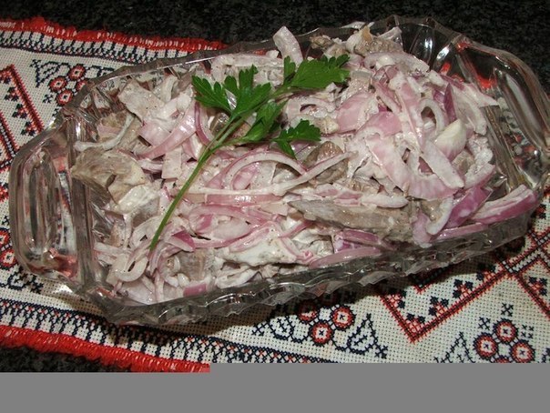 Простой салат с языком