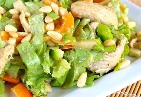 Салат из индейки, яблок и авокадо