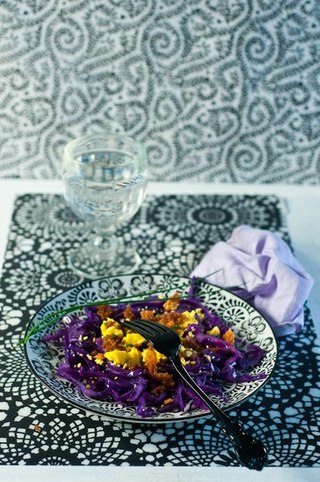 Салат из красной капусты с яйцами, зеленым луком и панировочными сухарями