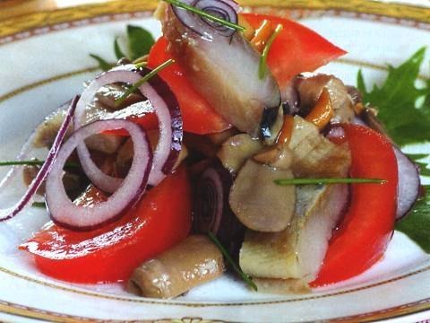 Салат из малосольной сельди с шампиньонами