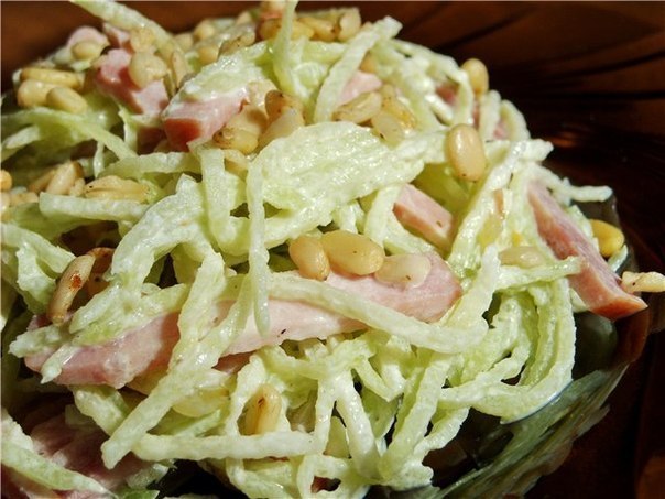 Салат из редьки, соленых огурцов и ветчины с кедровыми орехами 