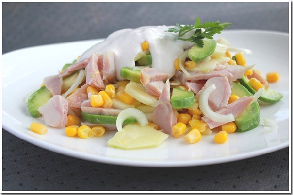 Салат с копченной курицей и авакадо