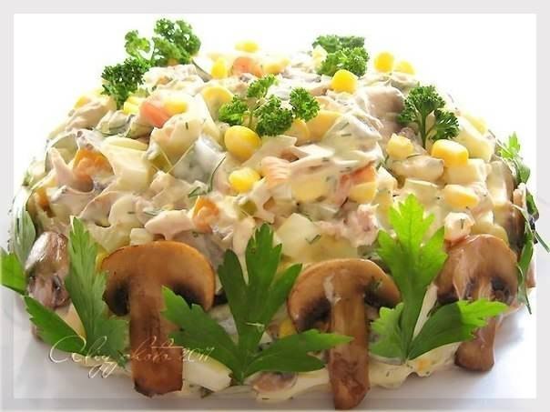 Салат с курицей, грибами и маринованными огурцами 