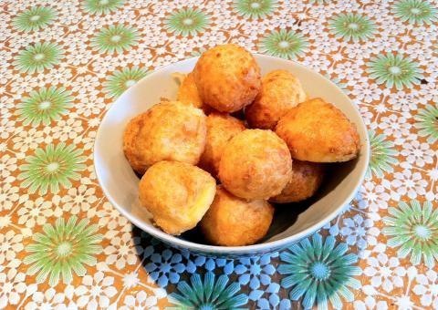 Сырные шарики к сладкому утреннему кофе.
