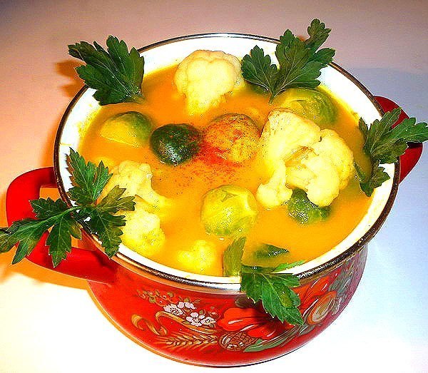 Сырный суп с брюссельской и цветной капустой. 