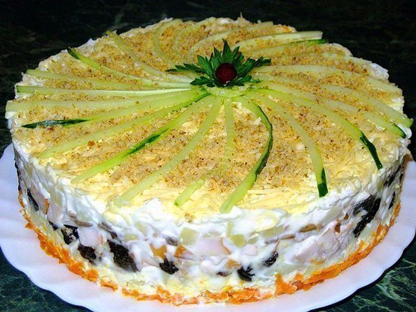 Слоеный закусочный торт с копчёной курицей, черносливом и шампиньонами 