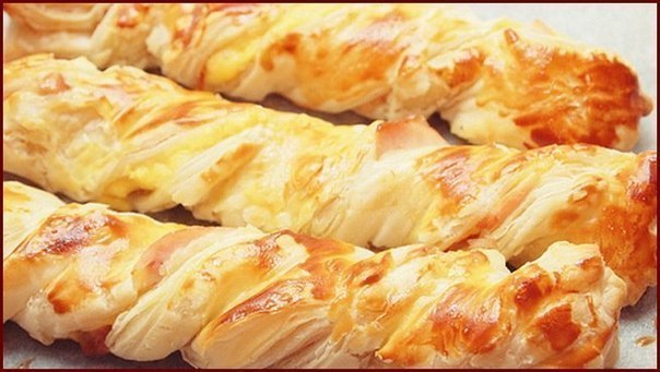 Слоёные косички с сыром и курицей