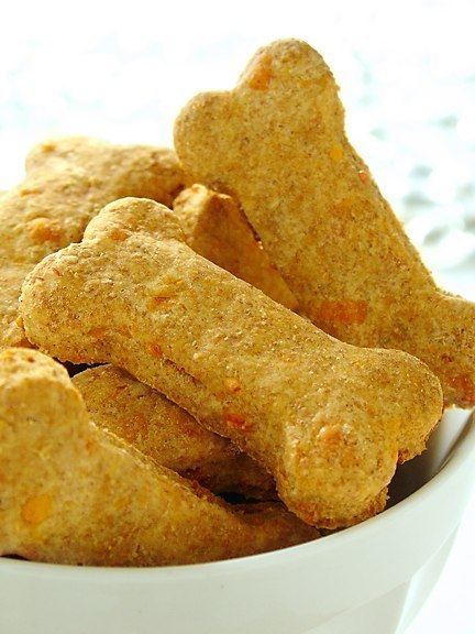 "Собачьи косточки" с чеддером и беконом 