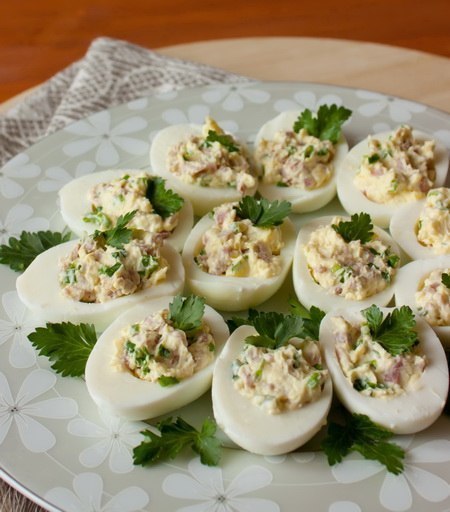 Яйца фаршированные чесноком и соленым огурцом