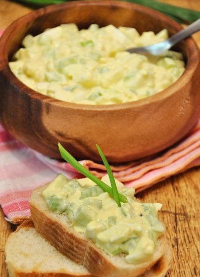Яичный салат с сельдереем, карри и дижонской горчицей.