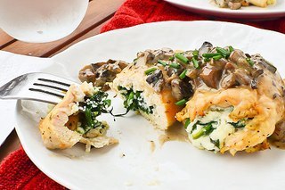 Запеченный куриные рулетики с легким грибным сливочным соусом