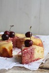 Йогуртовый пирог со сладкими вишнями в вине