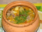 Жаркое в горшочках с куриными сердечками и желудочками в сметане. С картофелем, грибами и овощами. Очень нежное и ароматное блюдо.