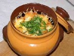 Картофель с грибами и мясом в горшочке