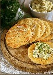 Картофельные лепешки с патэ из сливочного масла с зерненым творогом