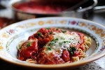 Куриные отбивные в томатном соусе со спагетти 