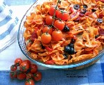 Паста, запеченная с острой колбасой, томатами и моцареллой
