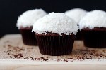 Шоколадные капкейки с кокосом