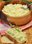 Яичный салат с сельдереем, карри и дижонской горчицей.