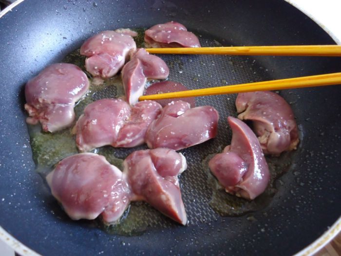Салат с куриной печенью. Рецепт с фото Жарим печень
